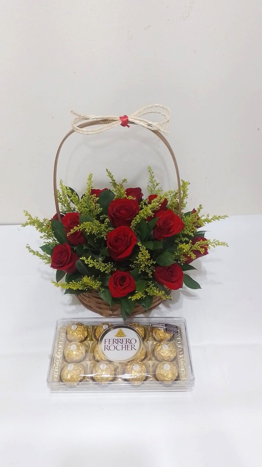 Kit Cesta de 15 Rosas + Ferrero Rocher com 12