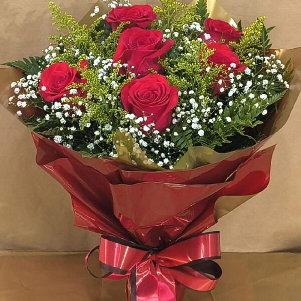 Buquê tradicional de 6 rosas vermelhas importadas - Floricultura em Curitiba. Disponível para entrega local