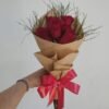 Arranjo delicado com cinco rosas vermelhas e folhagens para presente - Floricultura Curitiba.
