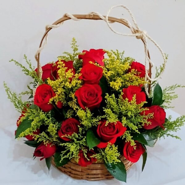 Cesta de vime com 24 rosas vermelhas importadas frescas - Floricultura em Curitiba.