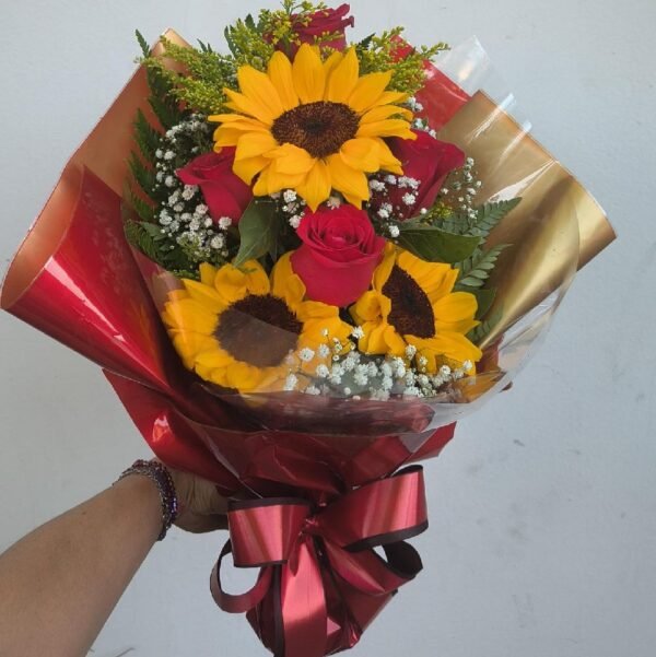 Compre o mix perfeito de 4 rosas vermelhas e 3 girassóis em Curitiba