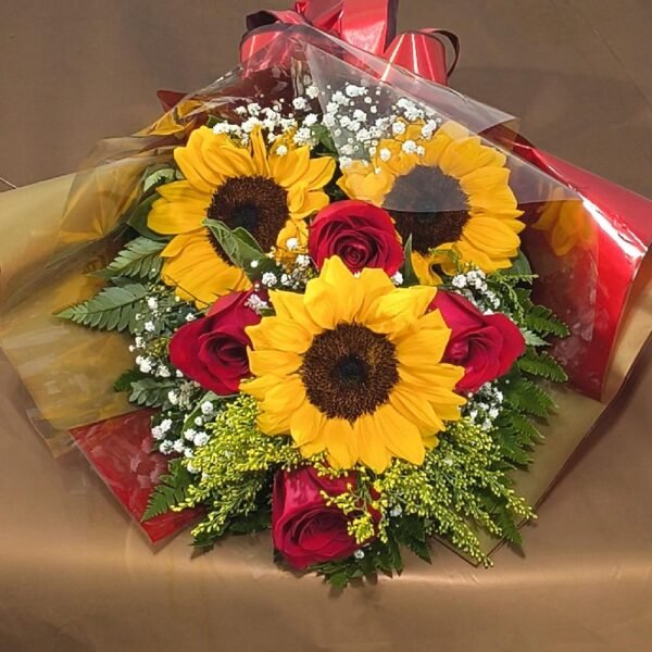 amalhete misto com quatro rosas vermelhas e três girassóis decorados - Floricultura Curitiba.