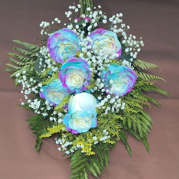 Compre o exclusivo Ramalhete de 6 Rosas Blue Emotion em Curitiba. Um presente raro e sofisticado com entrega rápida e segura. Garanta o seu na Bettega Flores