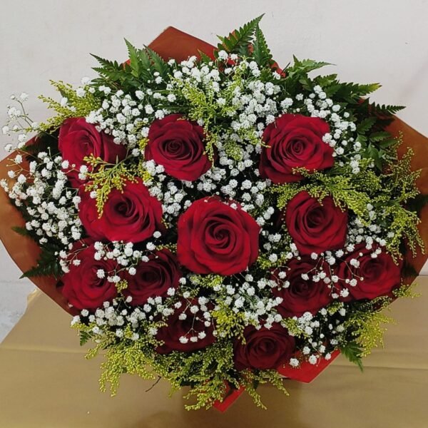 Buquê tradicional de 12 rosas vermelhas importadas - Floricultura em Curitiba.