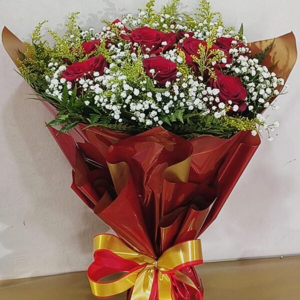 Buquê tradicional de 12 rosas vermelhas importadas - Floricultura em Curitiba. Disponível para entrega local