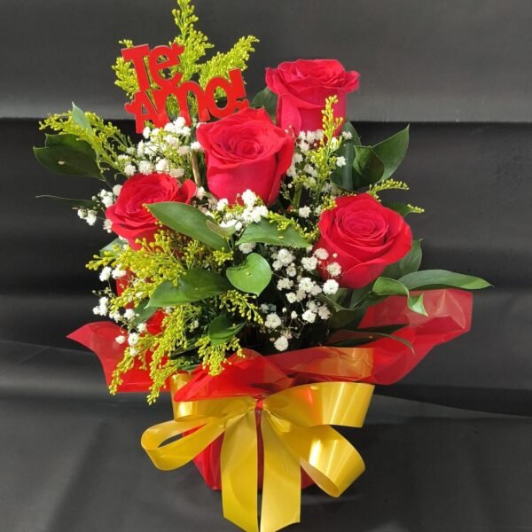 Presente romântico em Curitiba: 4 Rosas Vermelhas Importadas com placa 'Te Amo'. Surpreenda quem você ama com entrega rápida e flores frescas.