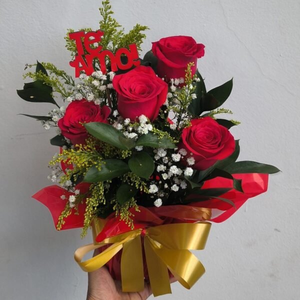 Arranjo 4 Rosas com Placa Te Amo