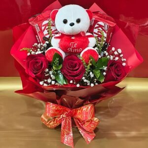 Ramalhete de 3 Rosas Importadas, Urso de Pelúcia e KitKat