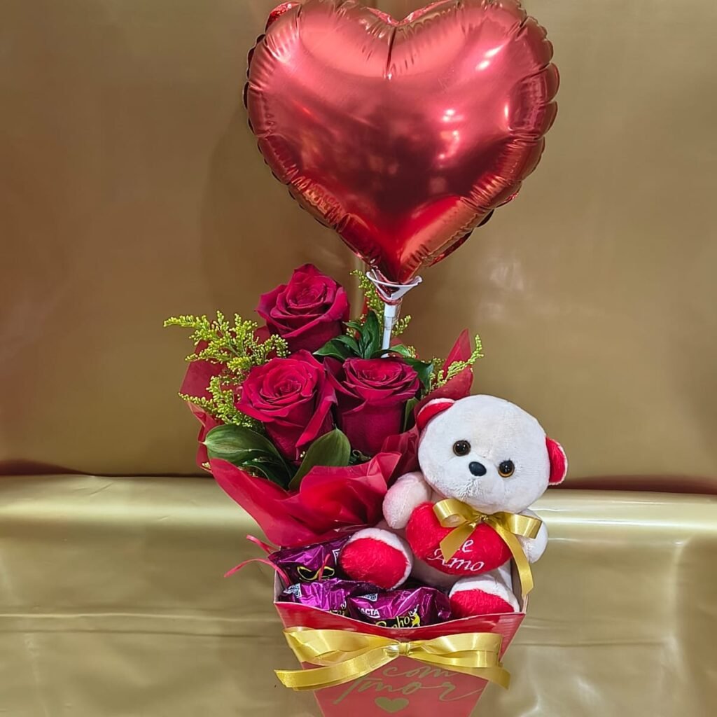 Cesta Caixa com 3 Rosas, Urso Te Amo, Bombons Sonho de Valsa e Balão Coração