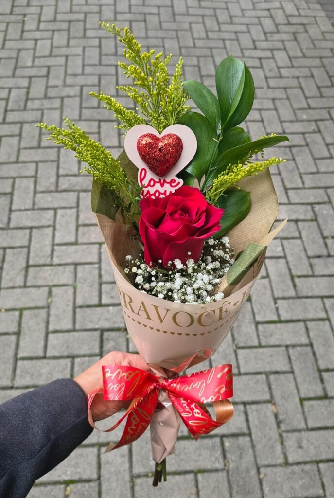 Rosa Vermelha Importada Decorada com Pick de Coração